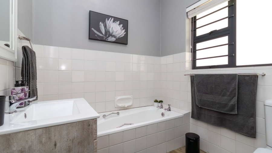 4 Bedroom Property for Sale in Sandbaai Western Cape